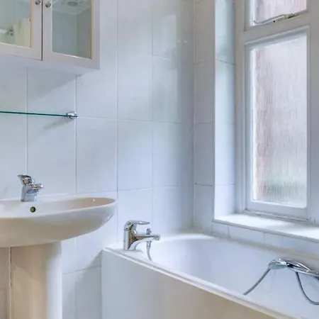 Spacious 3 Bedroom West Kensington Near Olympia & Westfield Apartment *