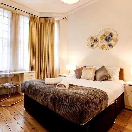 Spacious 3 Bedroom West Kensington Near Olympia & Westfield Apartment London