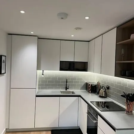 Brand New 1 Bedroom Apartment *