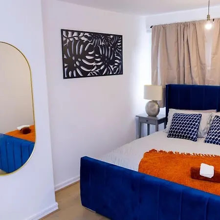 Beautiful 3 Bed House Next To Westfield *