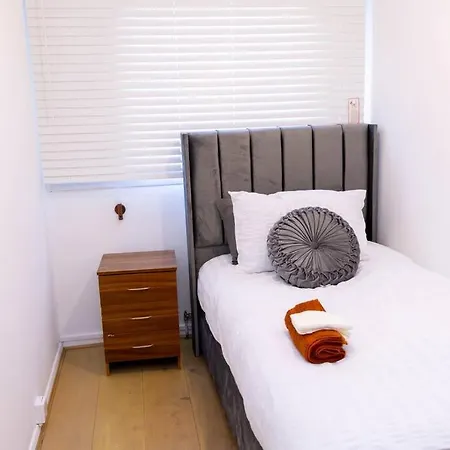 Beautiful 3 Bed House Next To Westfield Apartment London