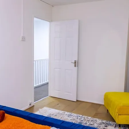 Beautiful 3 Bed House Next To Westfield *