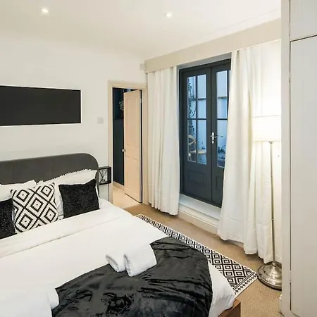 Superb Retreat Central Next Tube Apartment *