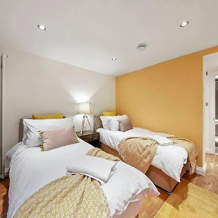 Stylish In Euston And Near Camden With Private Roof Terrace London