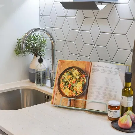 Stunning 1 Bed Studio Flat With Free Parking And Free Wifi In Capella Court Apartment