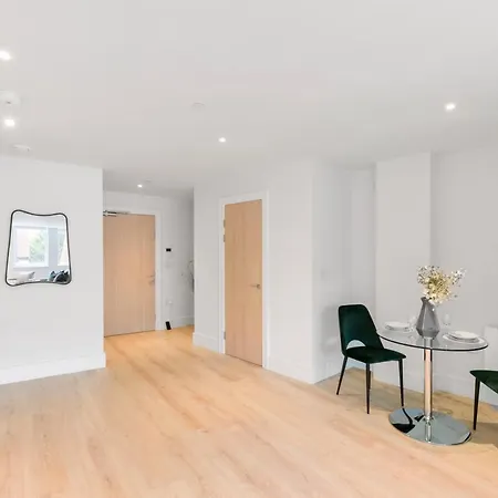 Stunning 1 Bed Studio Flat With Free Parking And Free Wifi In Capella Court Purley