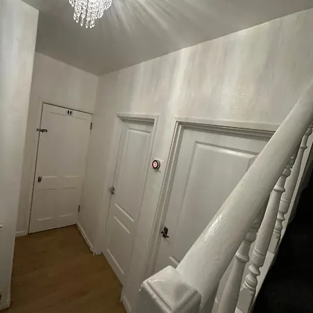 Double With Free Wifi Keedonwood Road Guest house