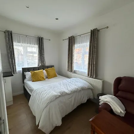 Guest house Double With Free Wifi Keedonwood Road *