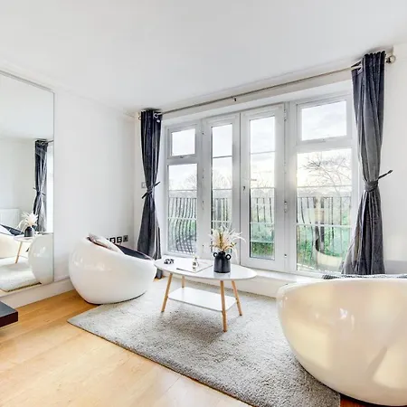 3-bedroom Penthouse, Brentford, Free Parking * Brentford