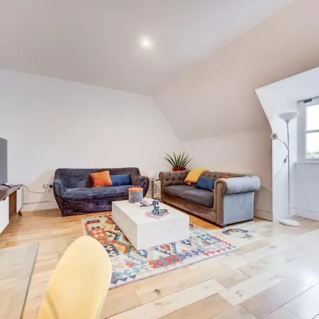 3-bedroom Penthouse, Brentford, Free Parking Apartment *