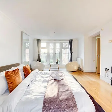3-bedroom Penthouse, Brentford, Free Parking *