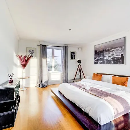 3-bedroom Penthouse, Brentford, Free Parking