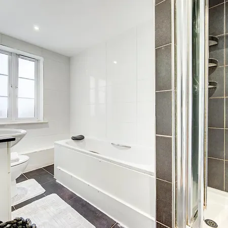 Apartment 3-bedroom Penthouse, Brentford, Free Parking Brentford