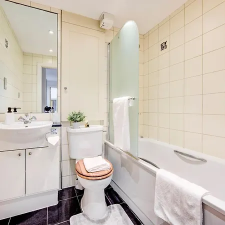 3-bedroom Penthouse, Brentford, Free Parking Apartment Brentford