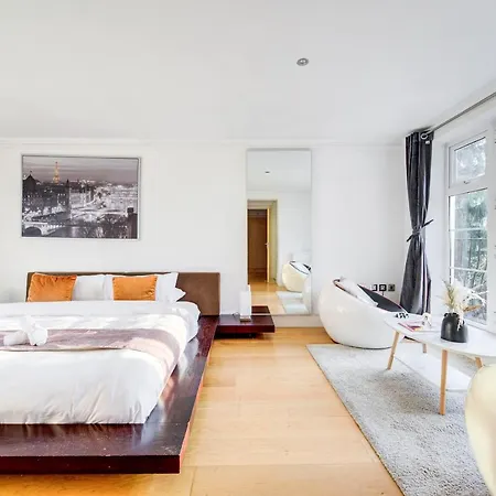 3-bedroom Penthouse, Brentford, Free Parking * Brentford