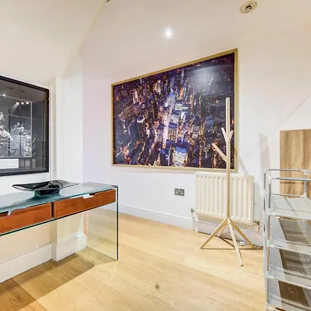 Apartment 3-bedroom Penthouse, Brentford, Free Parking Brentford