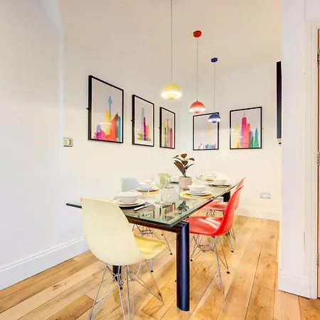 3-bedroom Penthouse, Brentford, Free Parking *