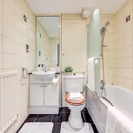 Apartment 3-bedroom Penthouse, Brentford, Free Parking