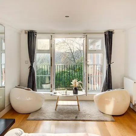 3-bedroom Penthouse, Brentford, Free Parking *