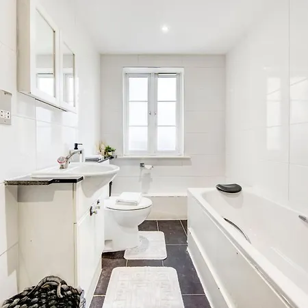 Apartment 3-bedroom Penthouse, Brentford, Free Parking