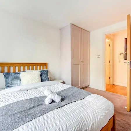 3-bedroom Penthouse, Brentford, Free Parking Apartment Brentford