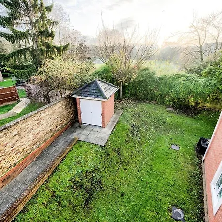 Apartment 3-bedroom Penthouse, Brentford, Free Parking *