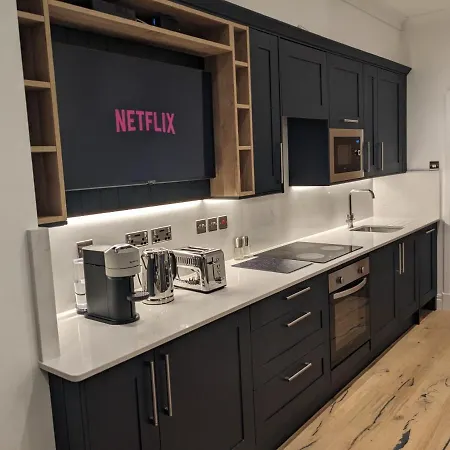 Modern Aptmt, 2 Stops To Central London, Smart Lock, Netflix Ealing