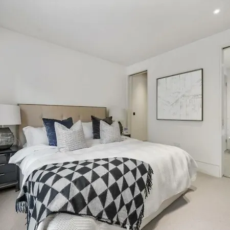 Luxury Large Park Lane Views 1250sqft London