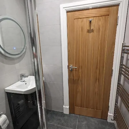 Modern Aptmt, 2 Stops To Central London, Smart Lock, Netflix Apartment Ealing