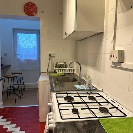 Guest house Double With Free Wifi Keedonwood Road