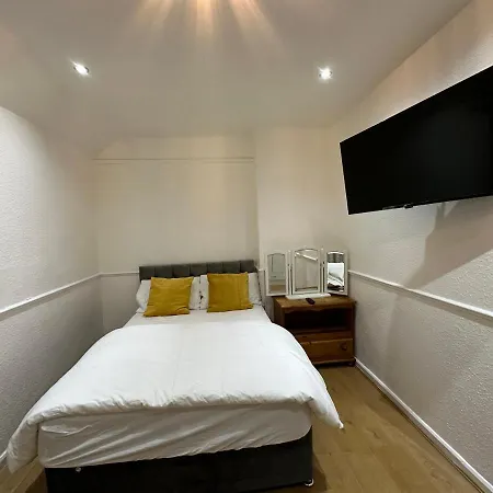 Double With Free Wifi Keedonwood Road Guest house