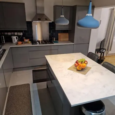 4 Bedroom Luxury With Garden In East London Holiday home