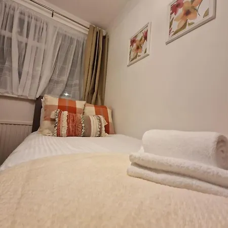 Holiday home 4 Bedroom Luxury With Garden In East London
