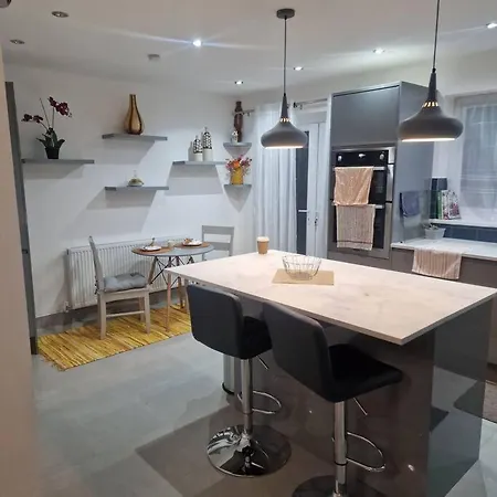 4 Bedroom Luxury With Garden In East London Wanstead