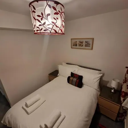 4 Bedroom Luxury With Garden In East London *