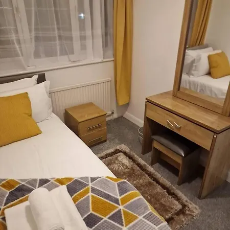 4 Bedroom Luxury With Garden In East London Holiday home *