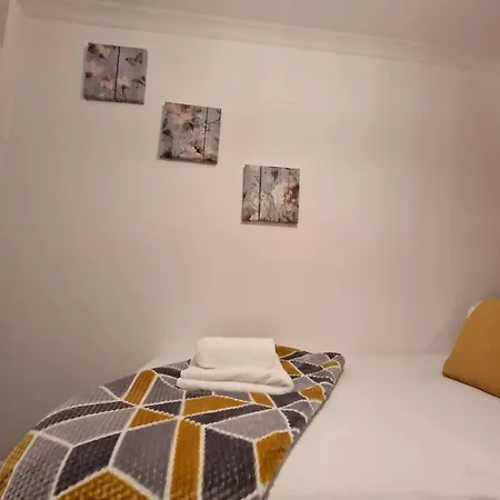 Holiday home 4 Bedroom Luxury With Garden In East London