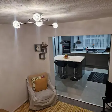 4 Bedroom Luxury With Garden In East London *