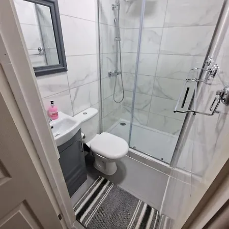 4 Bedroom Luxury With Garden In East London