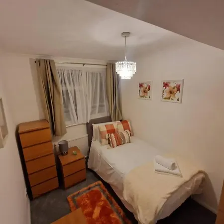 Holiday home 4 Bedroom Luxury With Garden In East London *