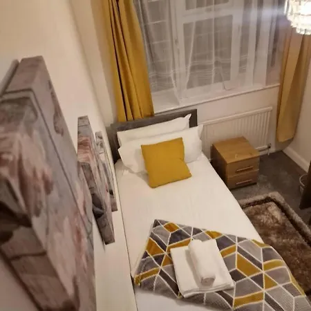 Holiday home 4 Bedroom Luxury With Garden In East London
