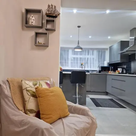 Holiday home 4 Bedroom Luxury With Garden In East London *