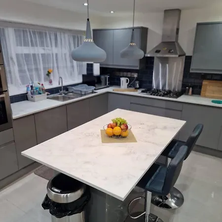 4 Bedroom Luxury With Garden In East London Holiday home *