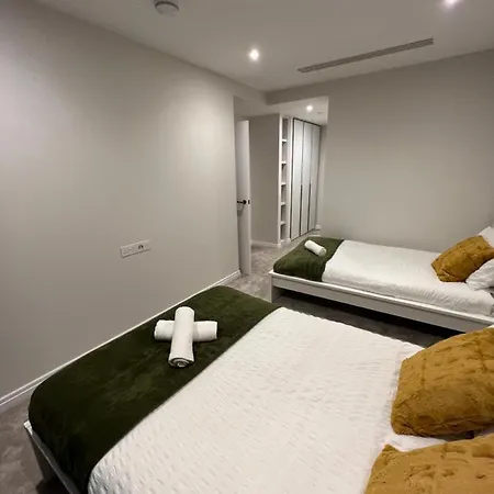 2 Bedroom Modern Family Flat-apartment Fulham Apartment London