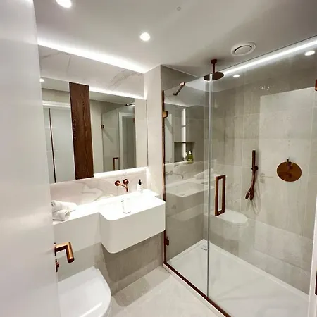 2 Bedroom Modern Family Flat-apartment Fulham Apartment London