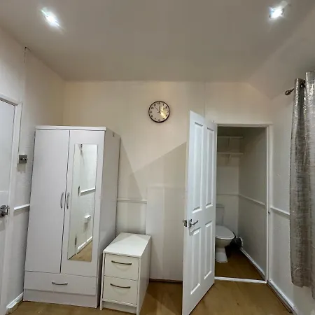 Double With Free Wifi Keedonwood Road Guest house *