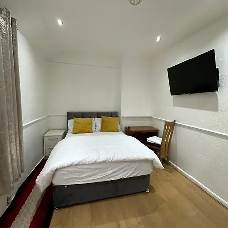 Guest house Double With Free Wifi Keedonwood Road *