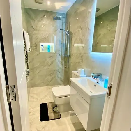 Lovely One Bed In Apartment *