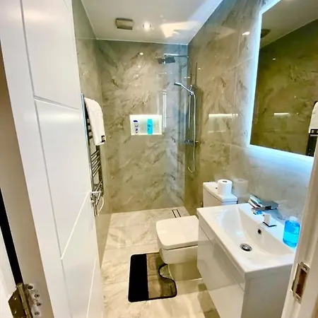 Lovely One Bed In Apartment *