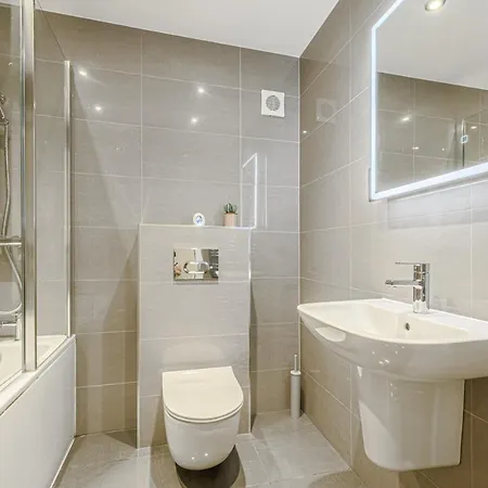 Apartment Stylish Homes W/ Fast Transport Links To London *